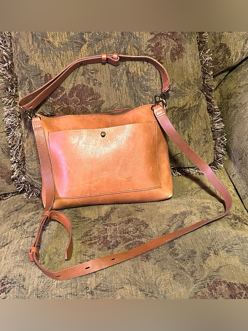 Madewell The Transport Leather Crossbody in English Saddle Color.